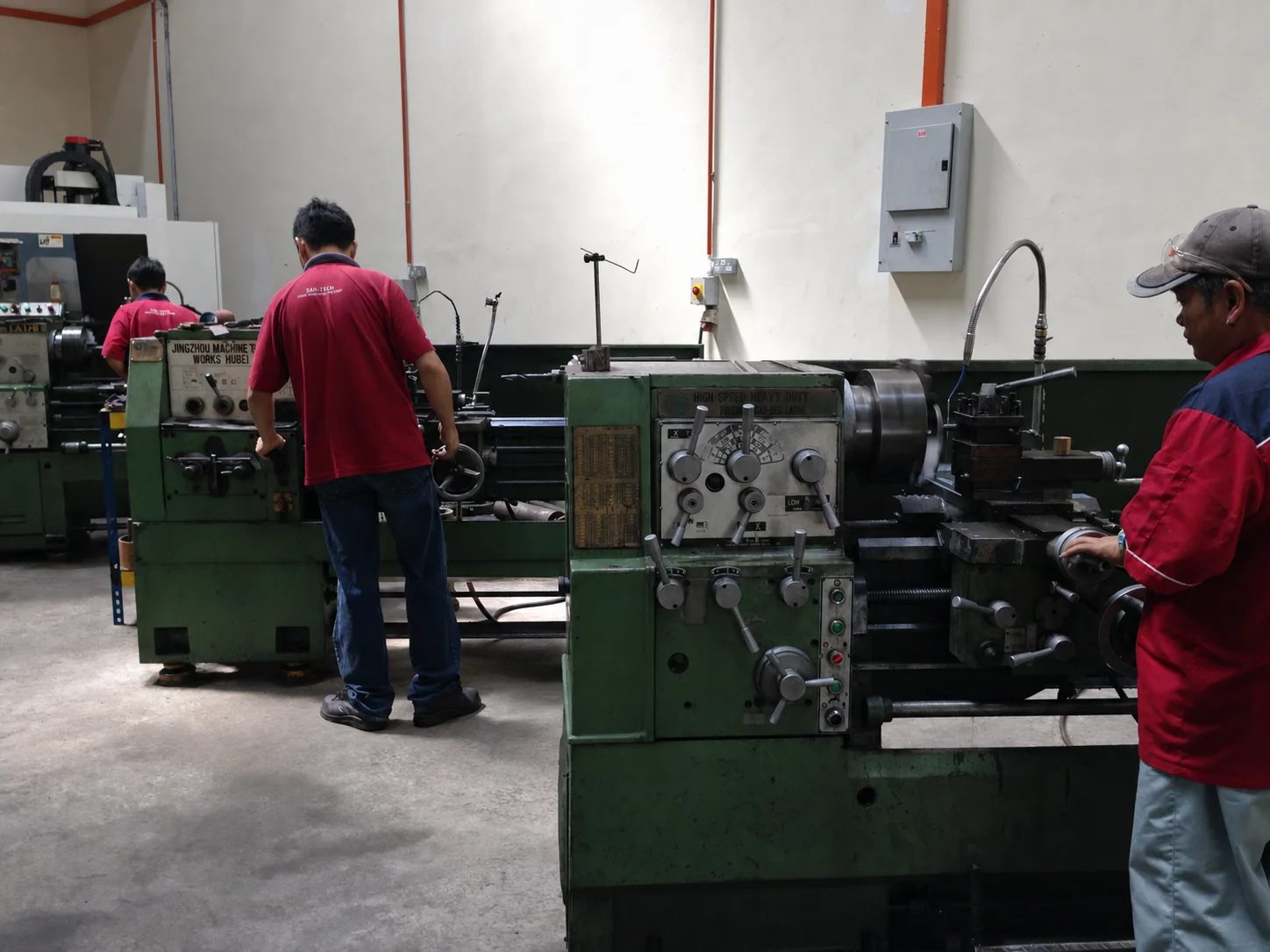 Manual lathe workshop at Sun-Tech
